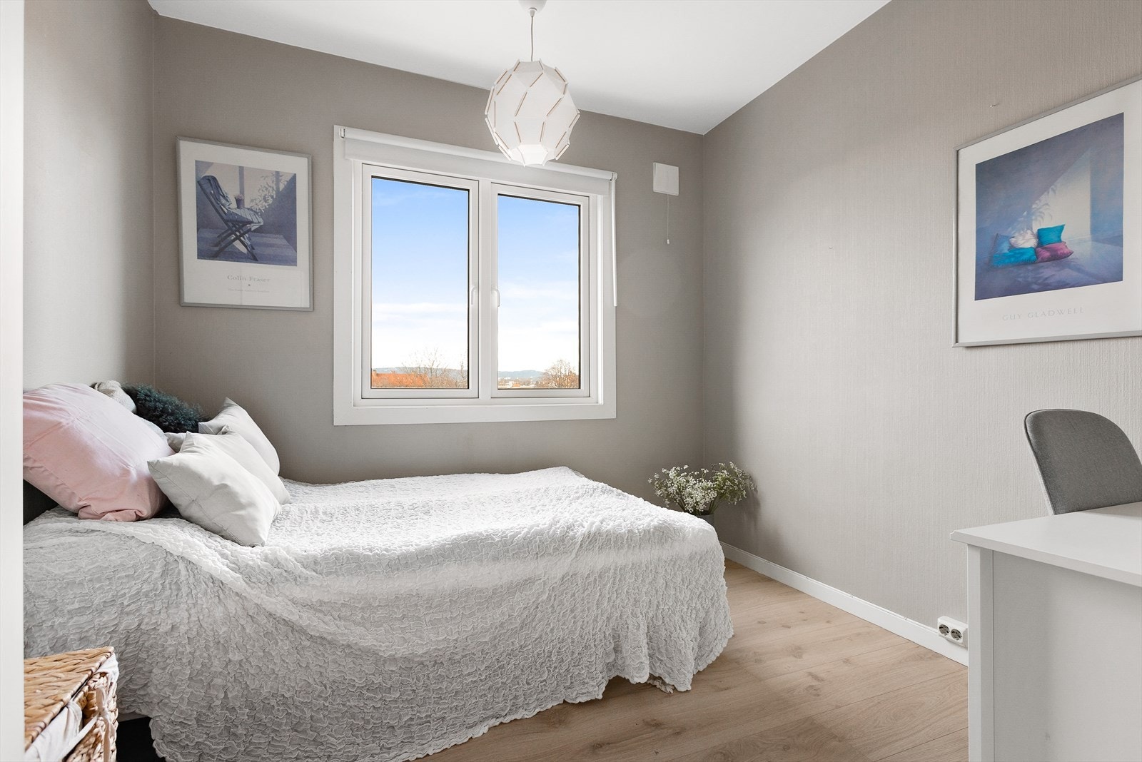 Lyst og fint soverom med flott utsikt Galleribilde