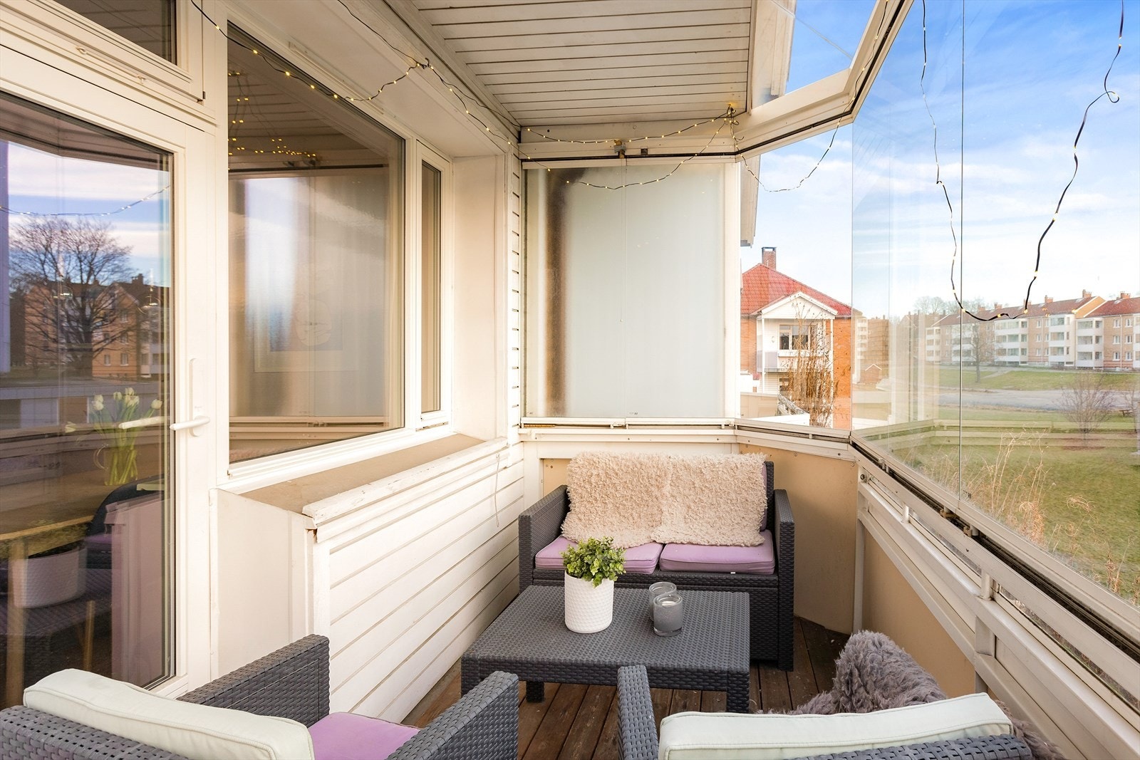 I og med at balkongen er innglasset sitter man lunt og skjermet, også når været ikke er på sitt beste. Glassflatene kan også skyves til side for å åpne opp Galleribilde