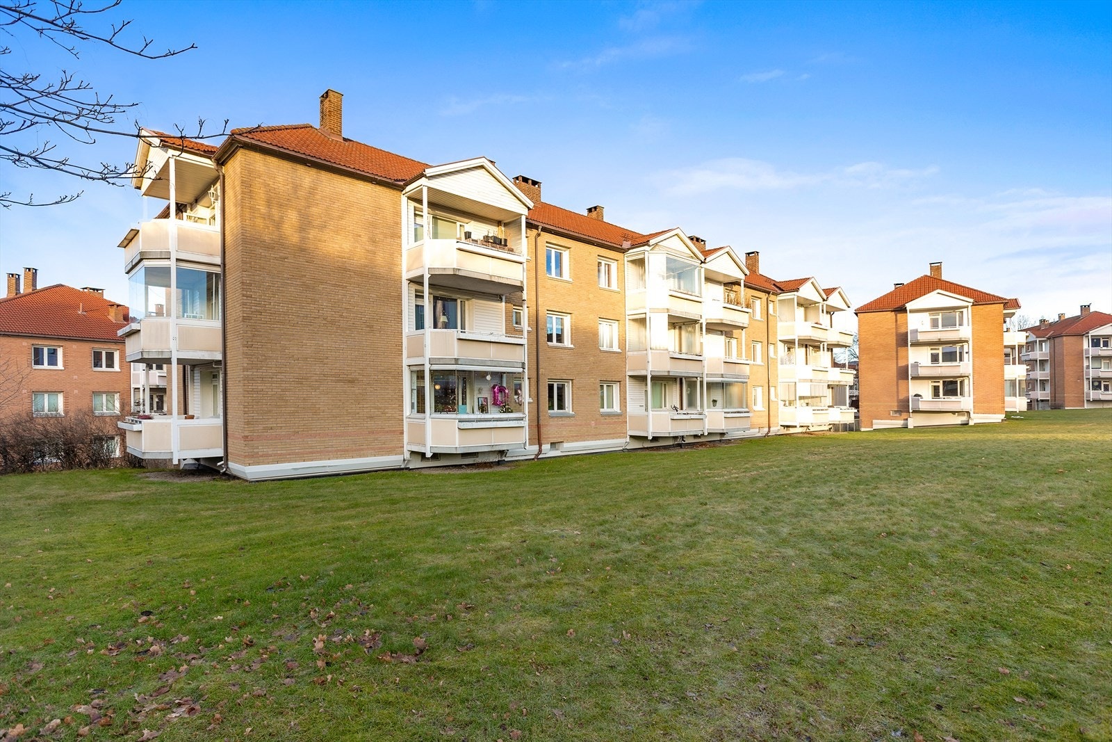 Gjennomgående og arealsmart 4-roms toppleilighet med innglasset balkong i populære Lilleberg Borettslag, rett ved idylliske Hovindammen Galleribilde