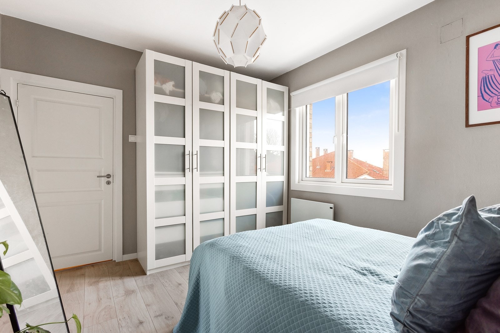 To av soverommene har oppbevaringsmuligheter i medfølgende garderobeskap Galleribilde