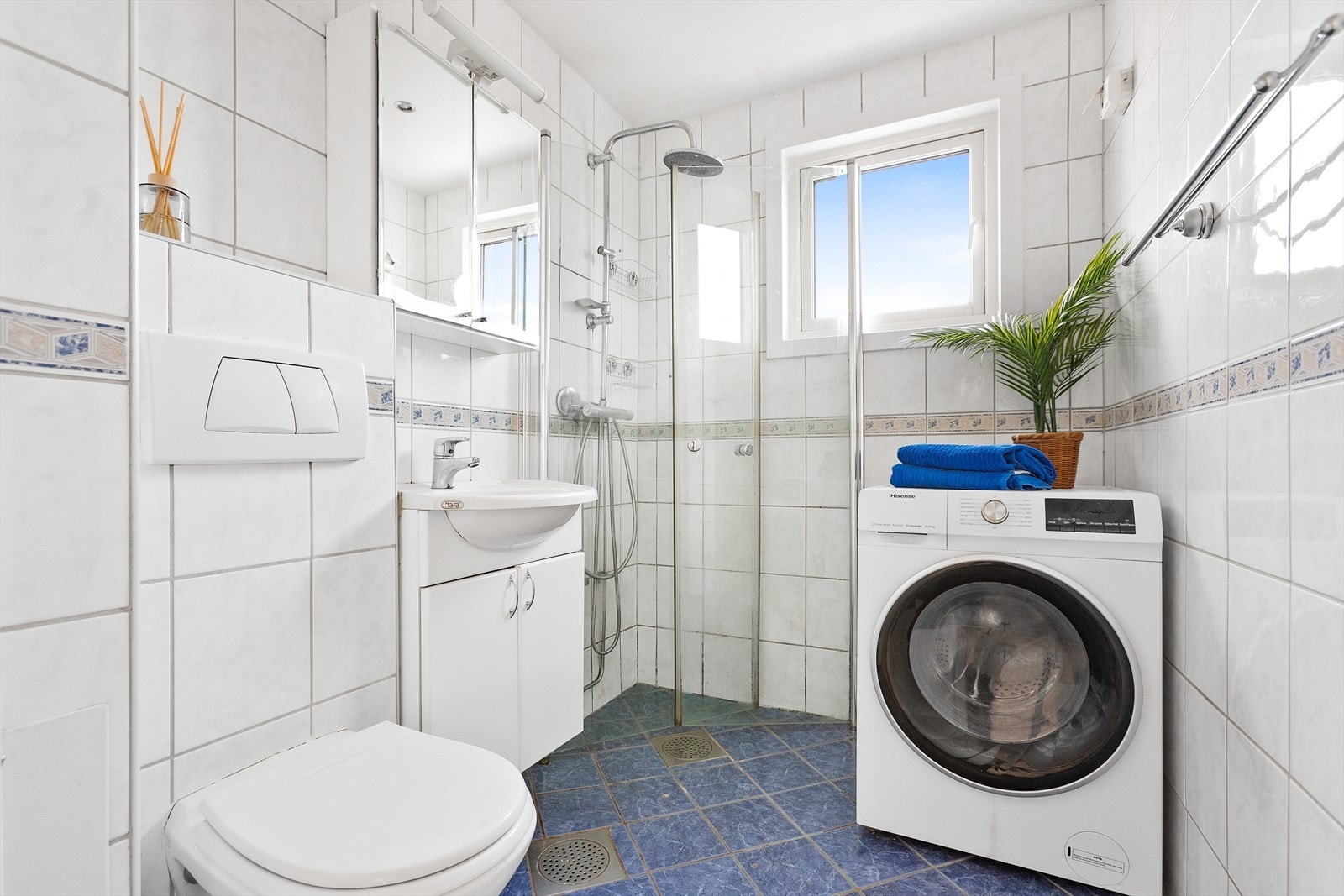 Helfliset bad med varmekabler i gulv og opplegg for vaskemaskin. Badet ble pusset opp i regi av borettslaget i 2003 Galleribilde