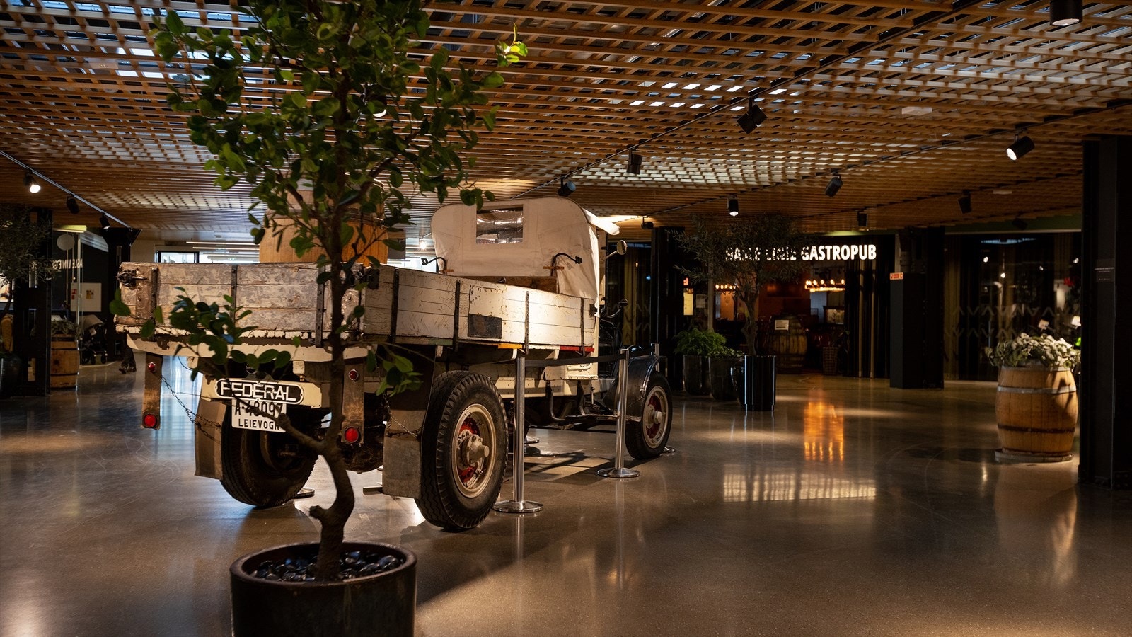 På Vinslottet finnes bl.a. flere hyggelige serveringssteder, frisør, dagligvarebutikk og populære Lillelab Galleribilde