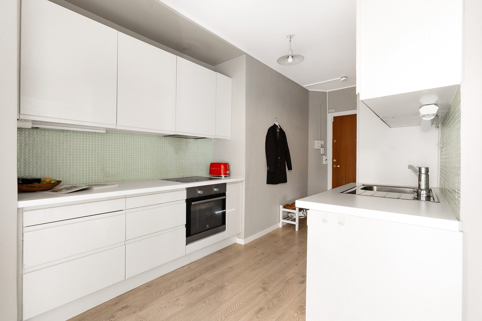 Moderne HTH-kjøkken fra 2015 med integrerte hvitevarer Galleribilde