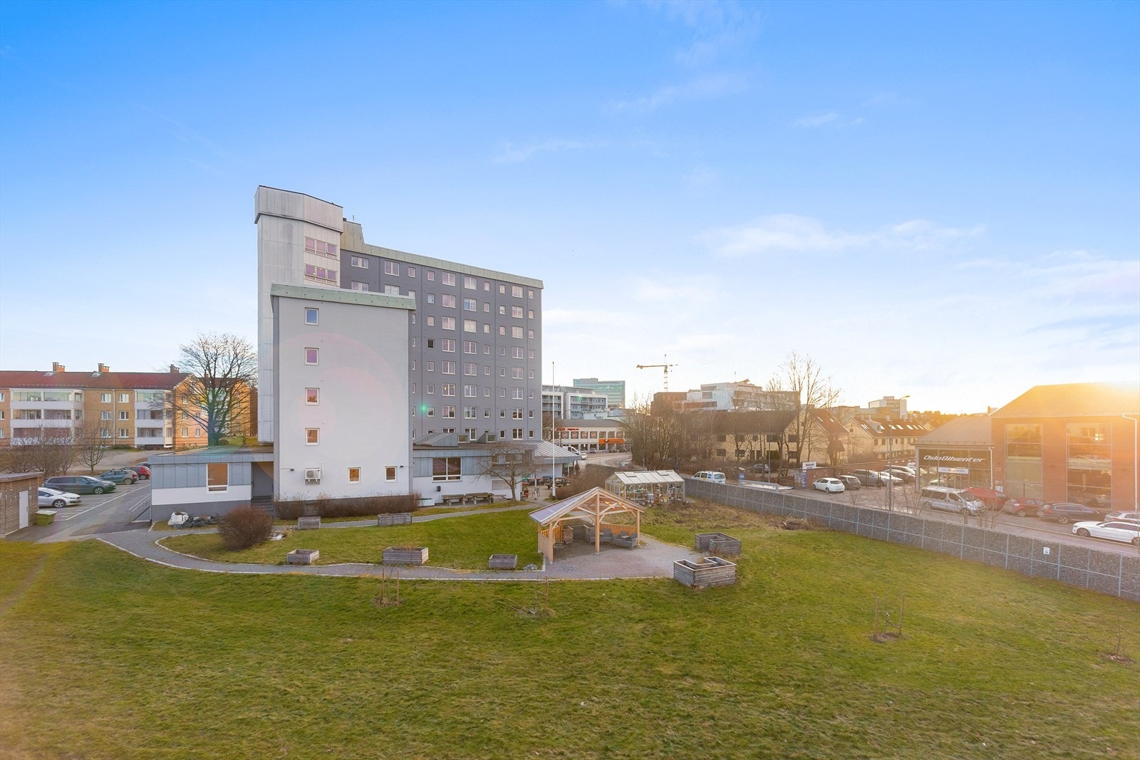 Fra balkongen har man flott utsikt over nærområdets grønne omgivelser Galleribilde