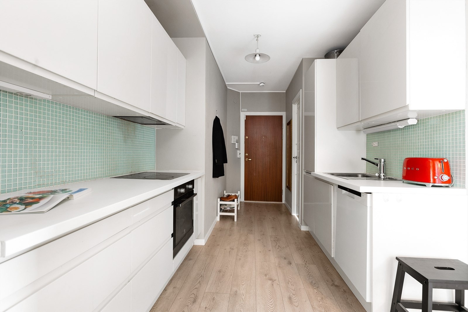 Kjøkkenet er praktisk utformet med store arbeidsflater og gode oppbevaringsmuligheter Galleribilde