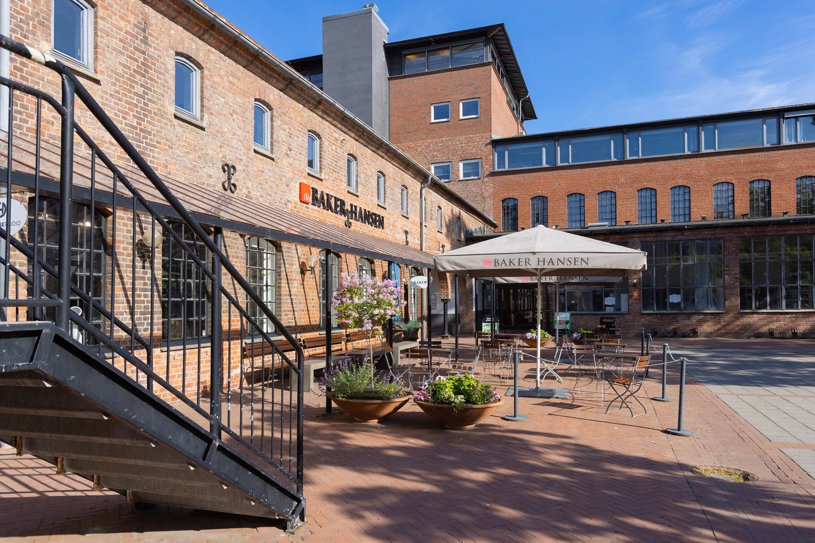 Fra leiligheten er det ca. 10 minutters gange til Fyrstikktorget med et utvalg av butikker og spisesteder Galleribilde