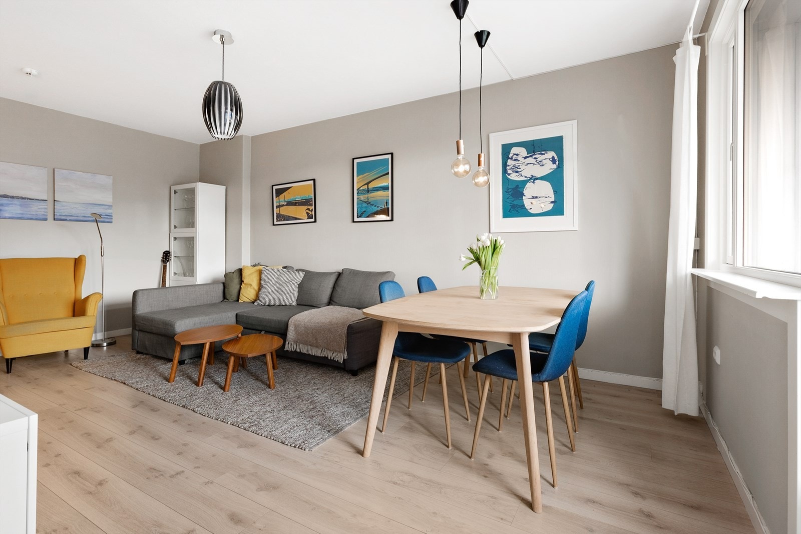 Stuen har møbleringsmuligheter for både sofagruppe og spisebord. Fin romfølelse med ca. 2,59 takhøyde Galleribilde