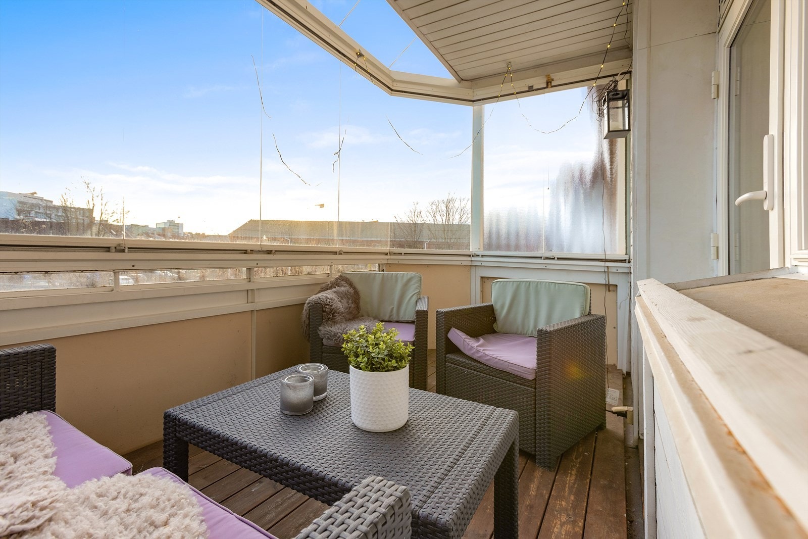 Fra stuen er det utgang til en overbygget balkong på ca. syv kvm. Galleribilde