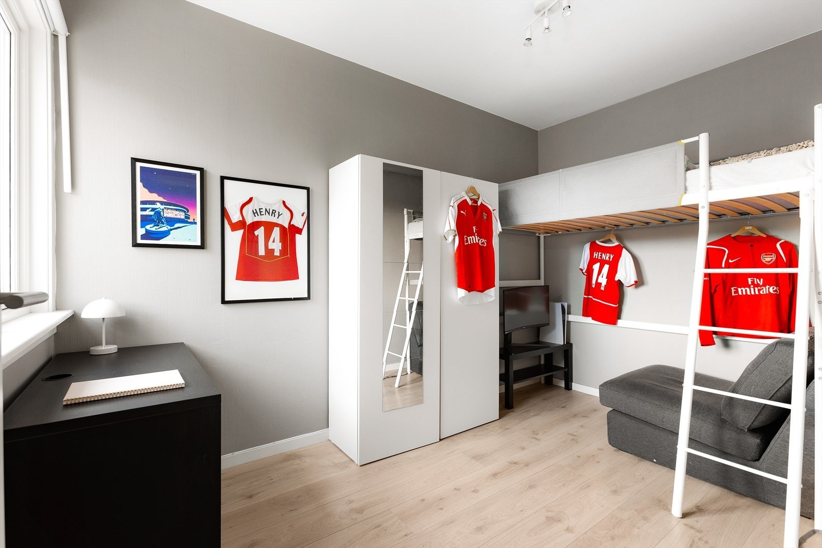 Soverommet som ligger i tilknytning til stuen har adkomst via dør med glassruter og er et rom med flere bruksmuligheter Galleribilde