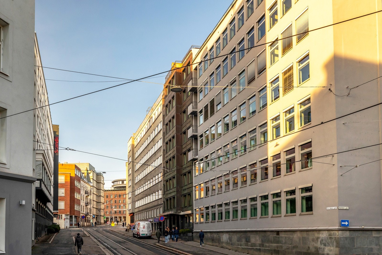 Et nytt nabolagskvartal er skapt på Solli Plass, i utbyggingen av Sommerrokvartalet. Prosjektet omfattet hele kvartalet, og rommer et nytt nabolagshotell, flere serveringssteder og en kulturscene Galleribilde
