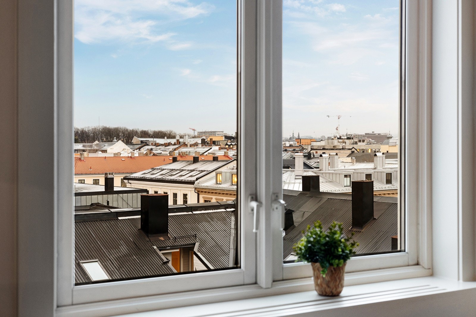 Fra begge rom er det fritt og hyggelig utsyn over byen, samt lite innsyn Galleribilde