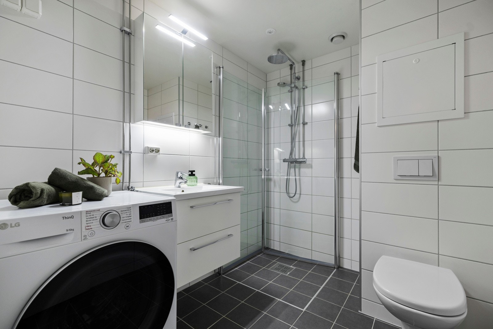 Moderne, flislagt bad oppusset i 2018 pusset opp i regi av borettslaget. Stort dusjhjørne med regnfallsdusj og svingbare dører. Galleribilde