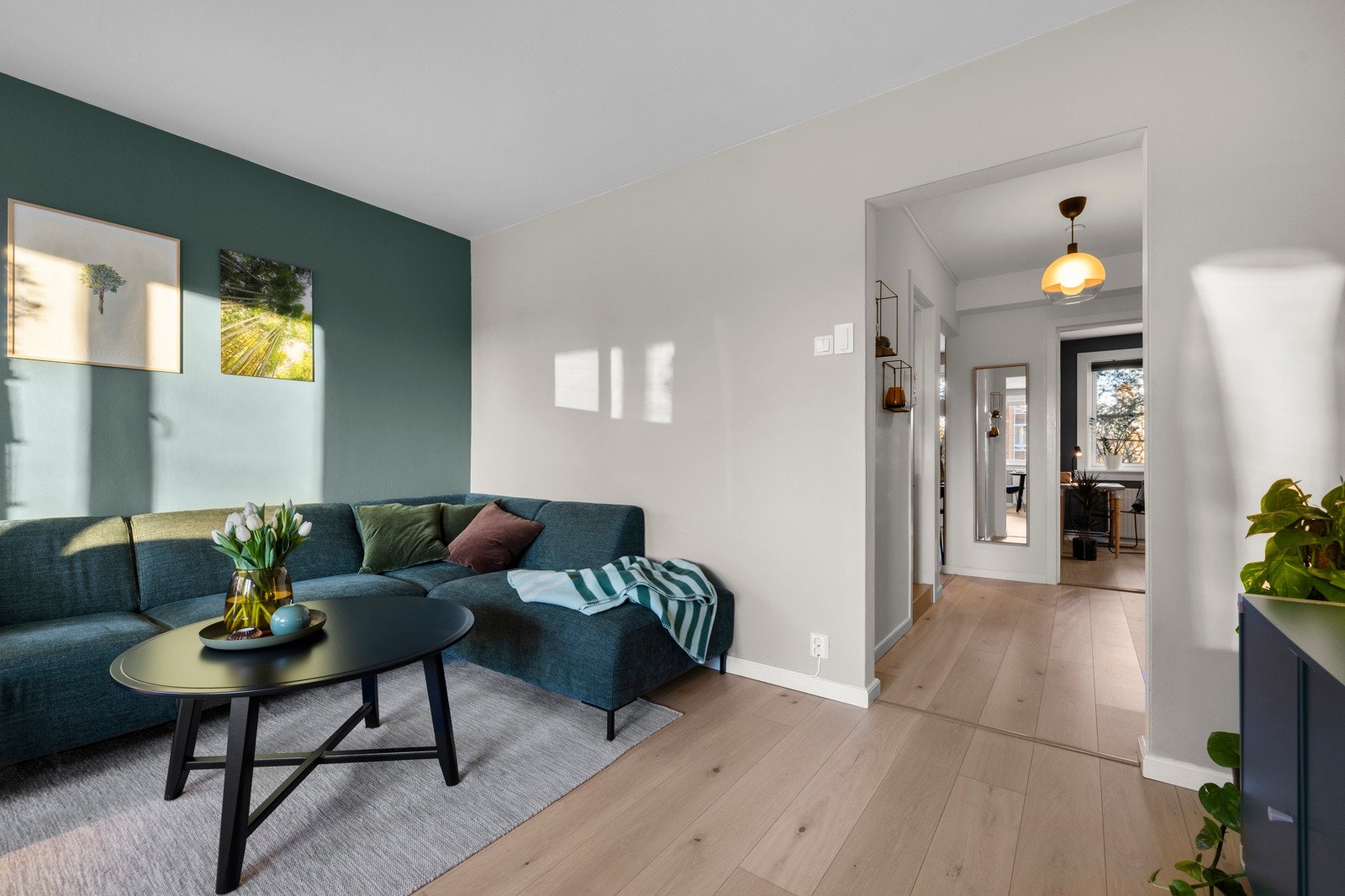 Kjøkkenet er adskilt fra stuen som gjør at man kan stå i kjøkkenet og lage mat uforstyrret. Galleribilde