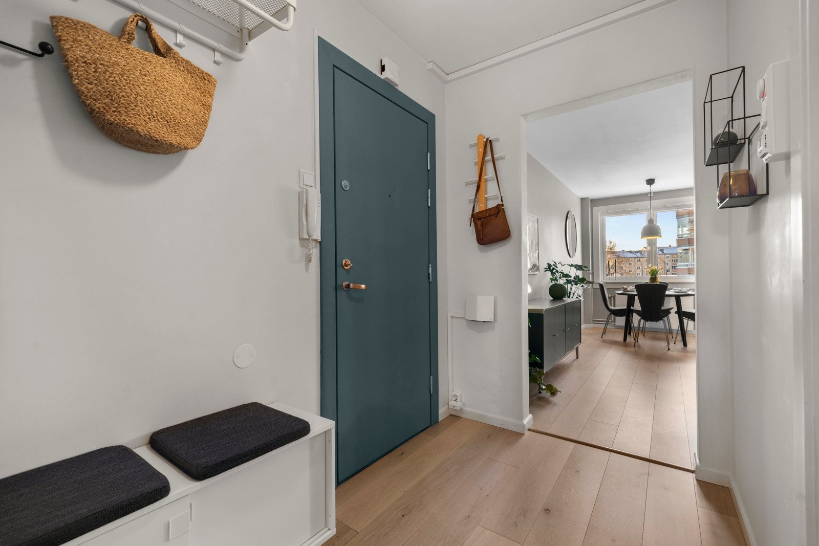 Lys entré gir et godt førsteinntrykk og velkomst inn i boligen. Plass til garderobeanordning gir oppbevaringsmuligheter for yttertøy. Galleribilde