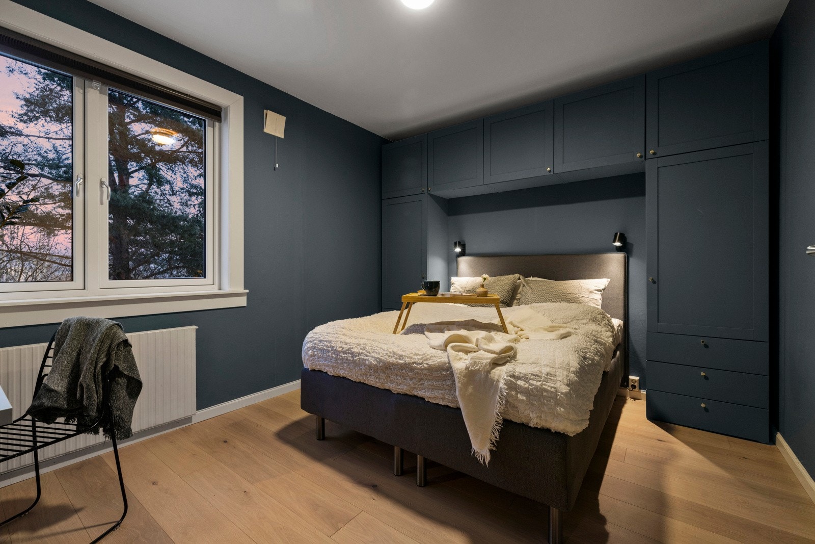 Romslig og delikat soverom. Her er det god plass til dobbeltseng. Praktisk plassbygget garderobeløsning rundt sengen. Galleribilde