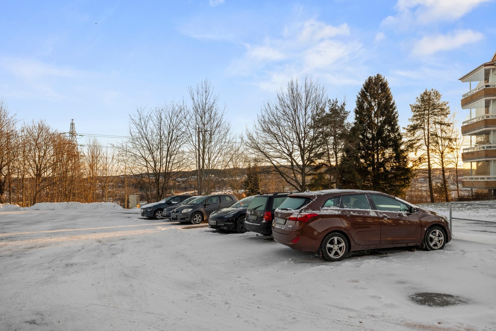 Borettslaget har parkeringsplasser til utleie. Enkelte plasser har EL-bil lader. Ta kontakt med styret for nærmere informasjon. Galleribilde