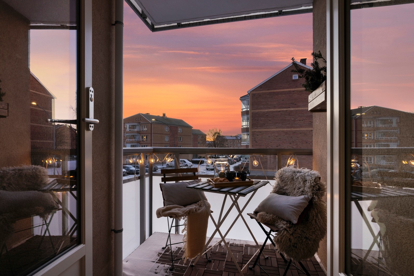 Balkongen er overbygd hvilket gjør at den kan benyttes på regnværsdager. Det er montert stikkontakt og lysarmatur på vegg. Galleribilde