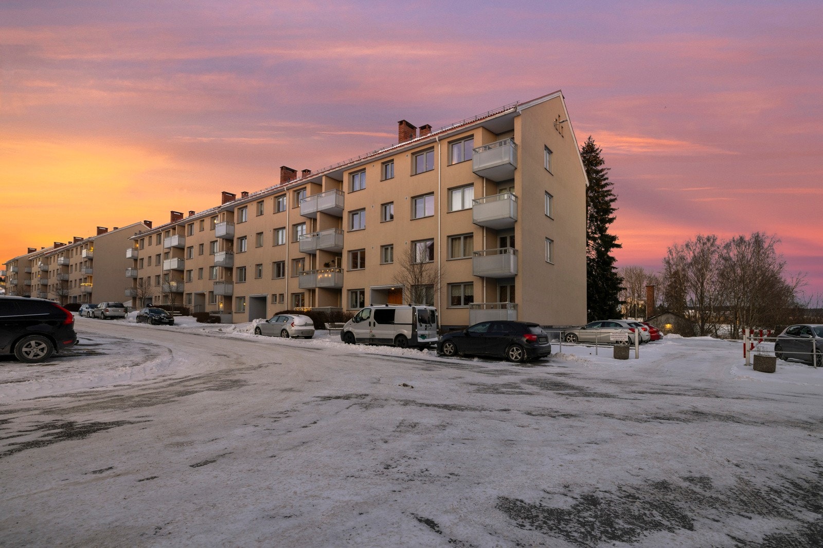 Leiligheten har en svært god internbeliggenhet i byggets 2. etasje med tiltalende utsyn. Galleribilde