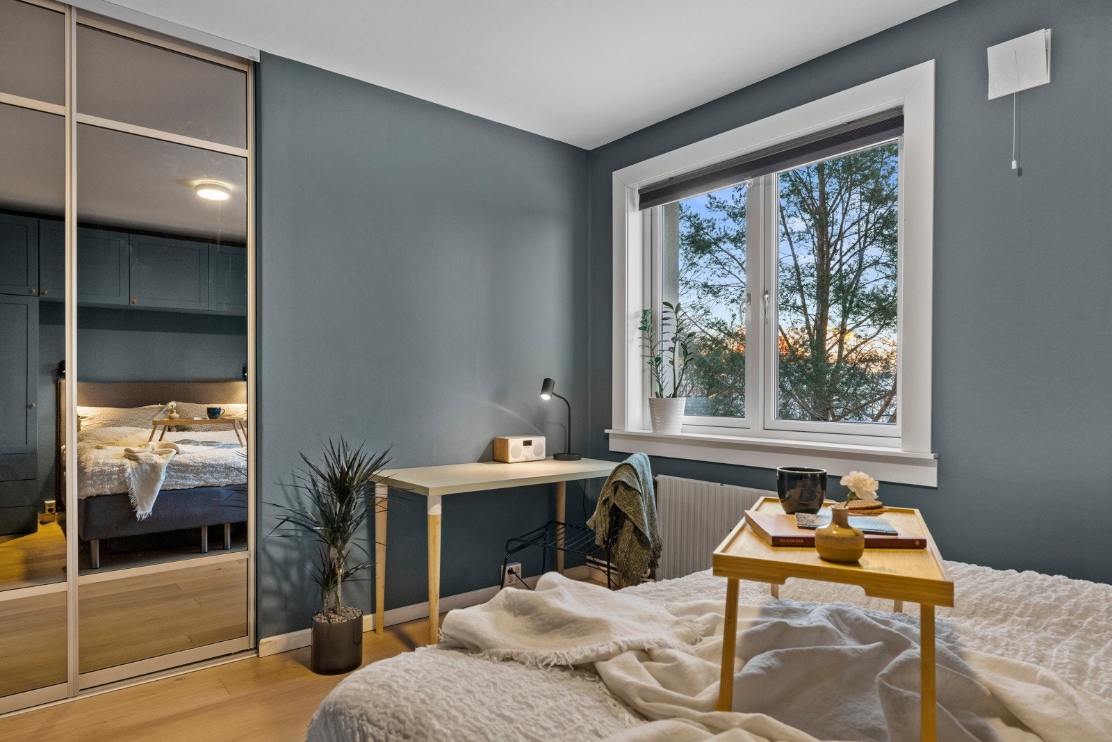 På soverommet er det også plass til øvrig møblement som f.eks. kontorløsning som nåværende eier har. Galleribilde