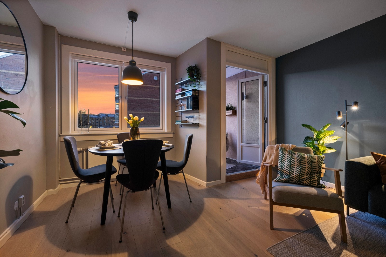 Stuen fremstår som usjenert hvor man kan nyte en fri og privat atmosfære med begrenset innsyn. Galleribilde