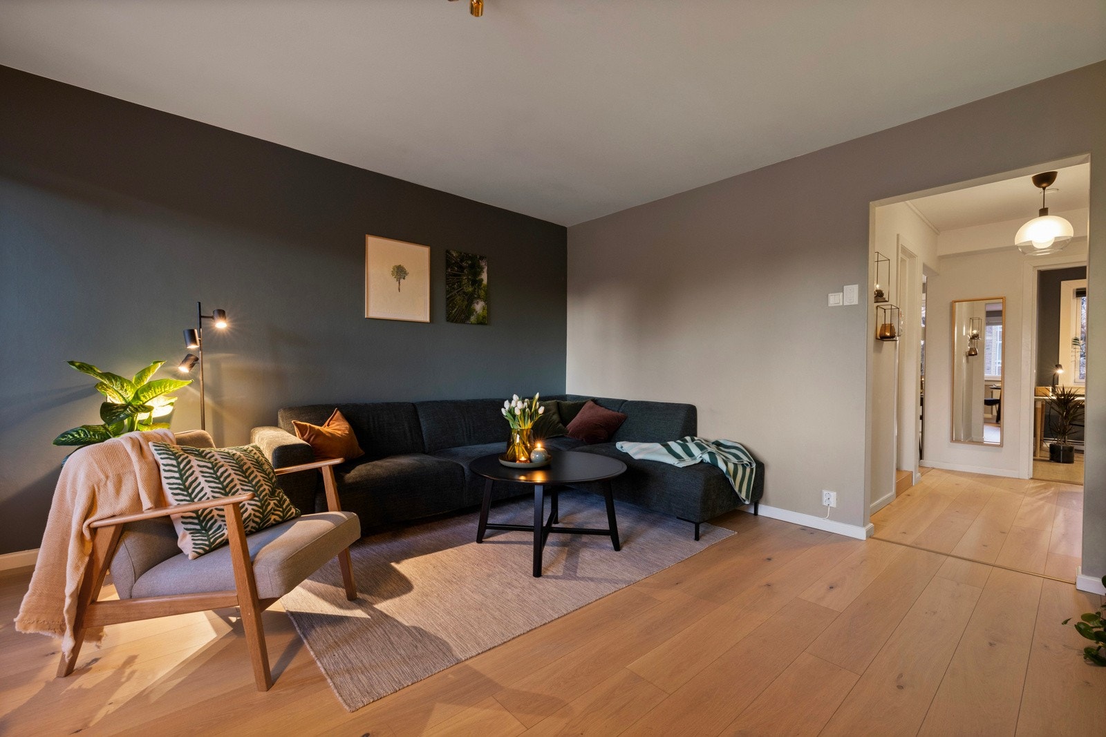 Rommet fungerer som hjerte i boligen og er det naturlige samlingspunktet. Galleribilde