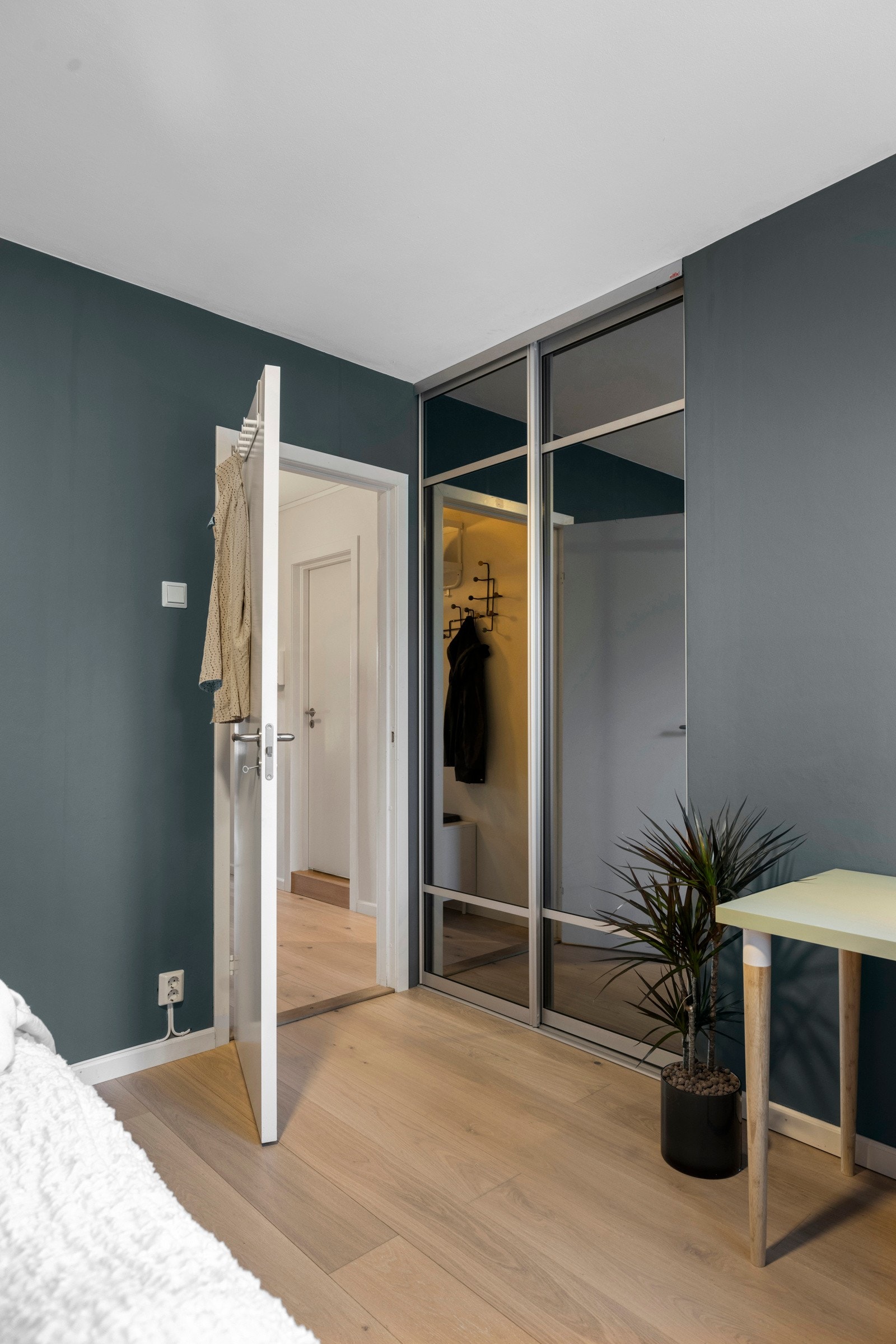 Praktisk garderobeløsning i skyvedørsgarderobe med speilfronter. Galleribilde