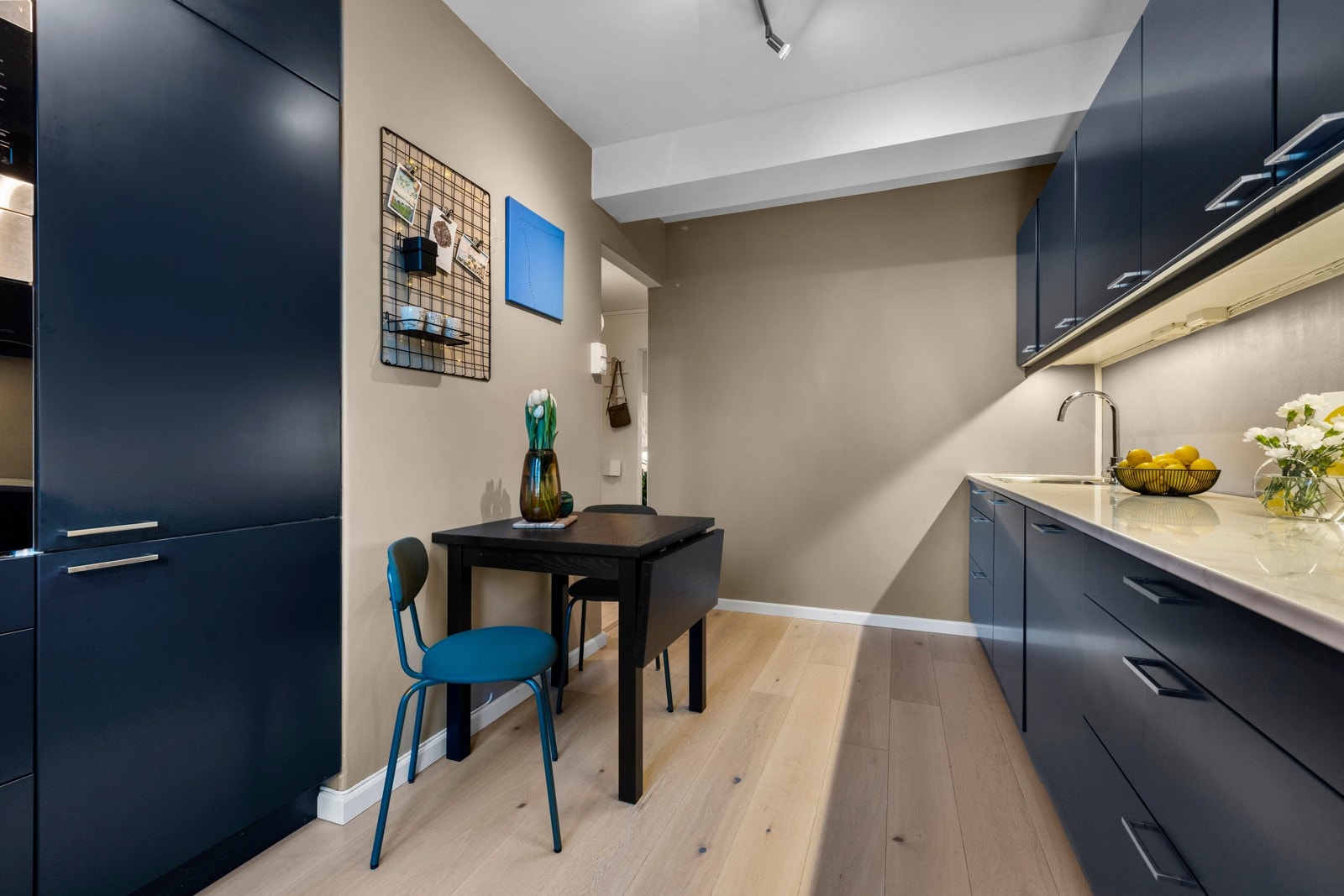 Godt med skap- og benkeplass gir gode oppbevaringsmuligheter og rikelig med arbeidsplass for den kokkeglade. Galleribilde