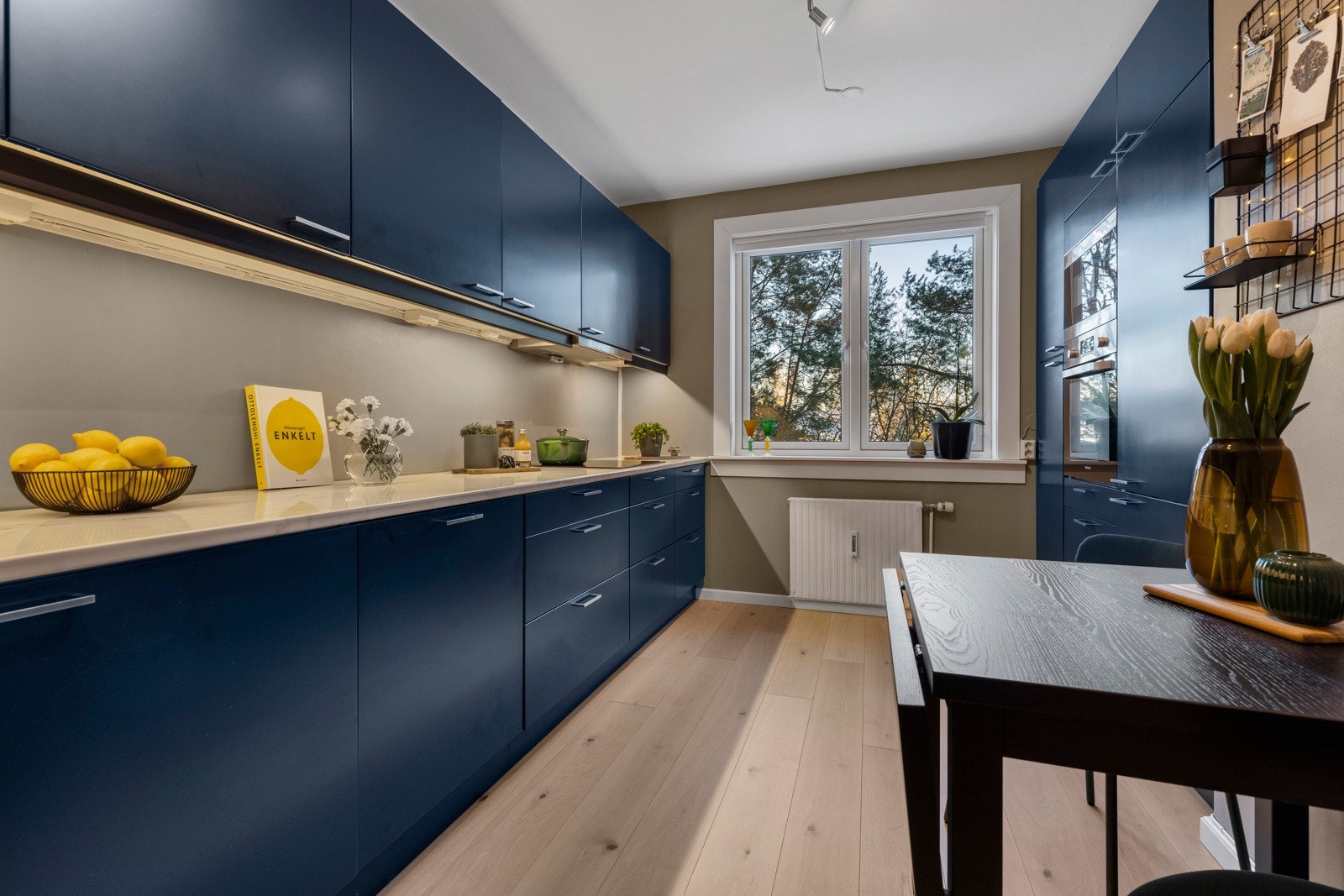 Tiltalende kjøkken fra 2018 med lekker innredning fra Epoq bestående av glatte fronter i en dyp blåtone som gir rommet særpreg. Galleribilde