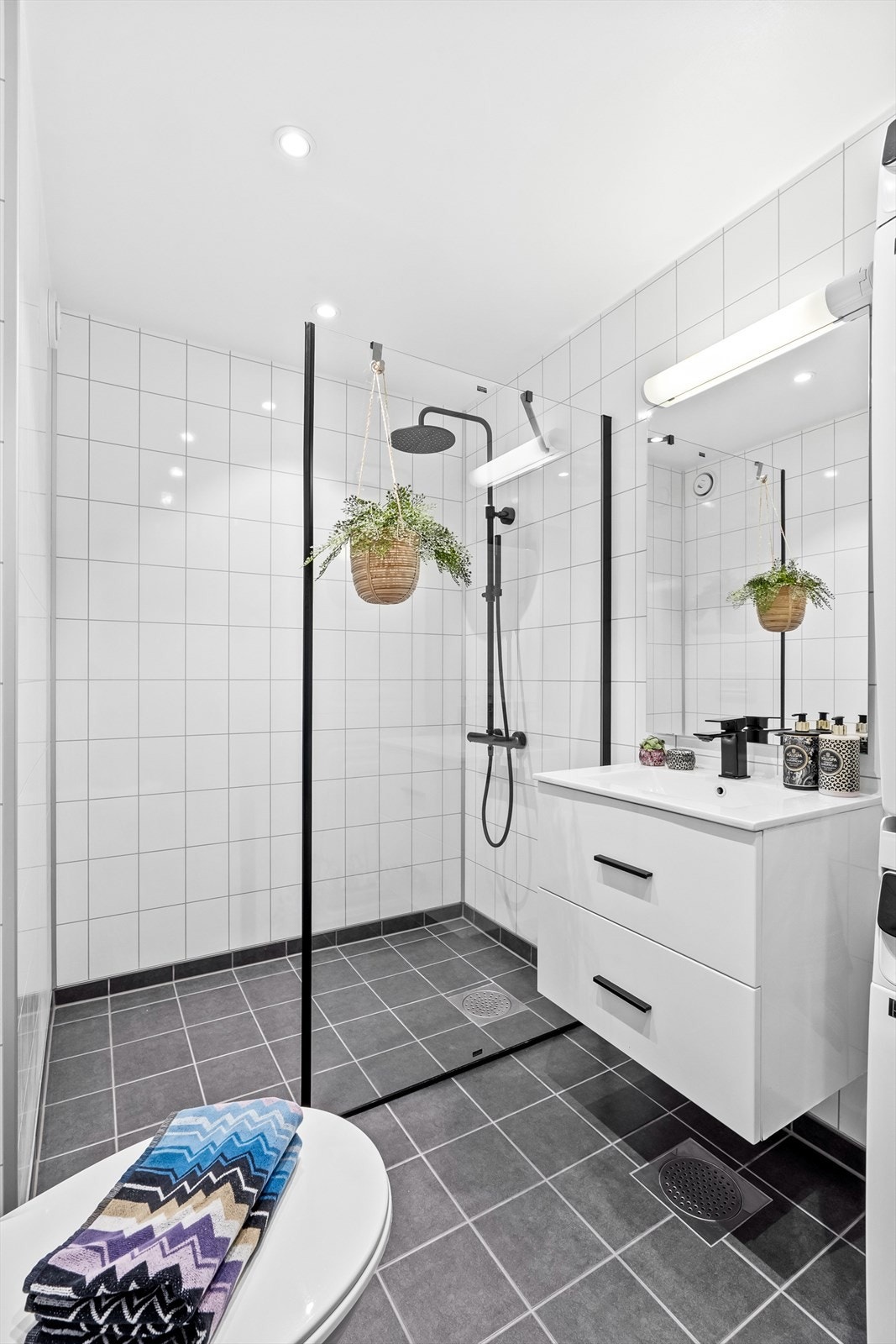 Lekkert baderom som ble pusset opp i regi av borettslaget i 2017 med flislagt gulv med varme og opplegg for vaskemaskin og tørketrommel. Galleribilde