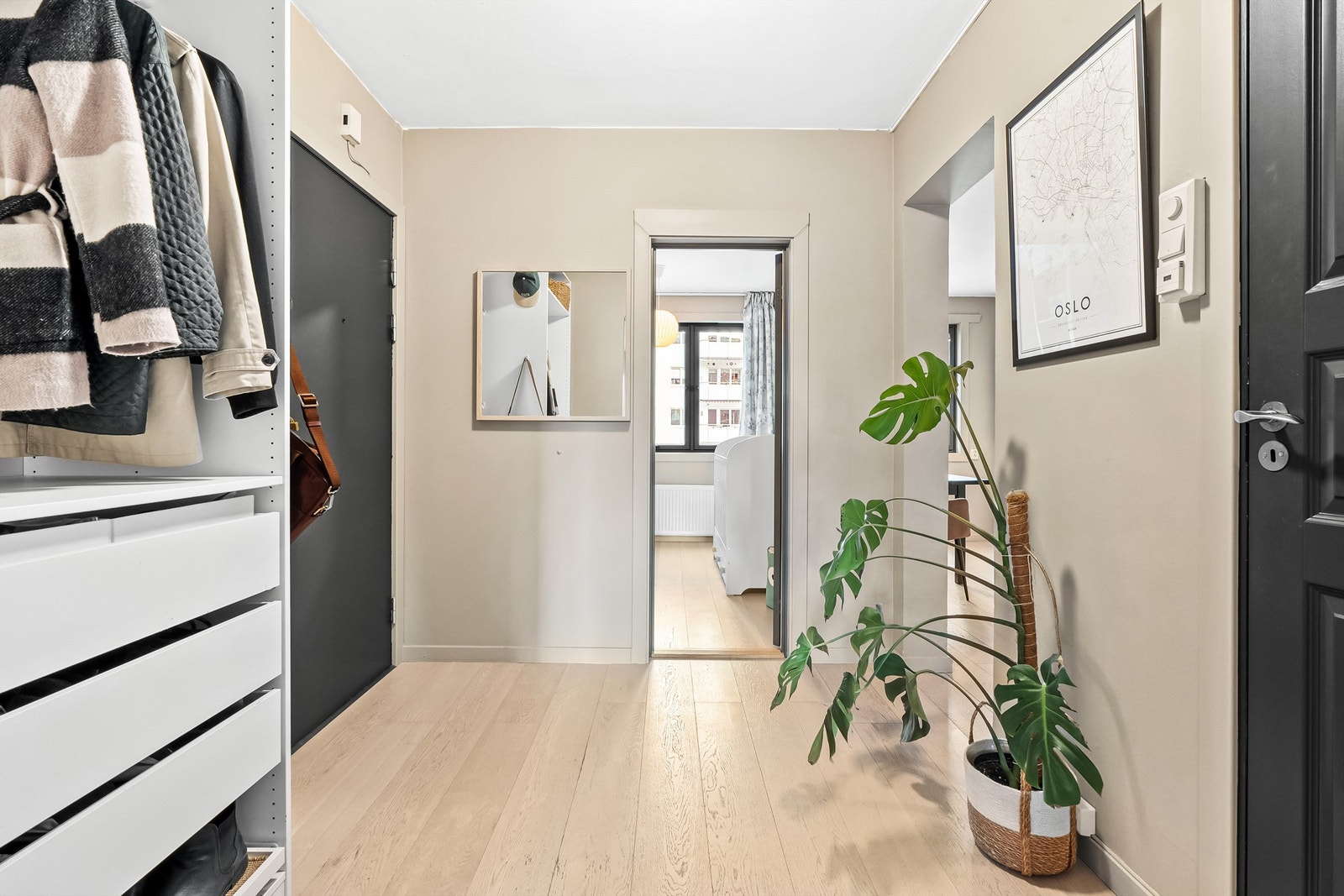 Lys og praktisk entré med plass til å henge fra seg ytterklær og skotøy. Her er det plass til garderobeskap for ekstra oppbevaring. Galleribilde
