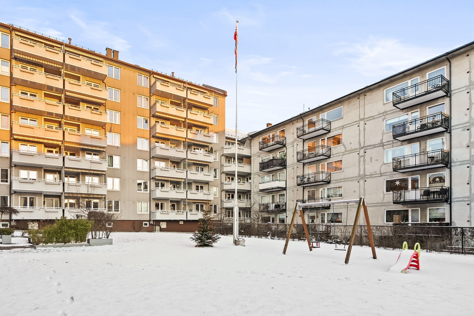 Hyggelig bakgård. Galleribilde