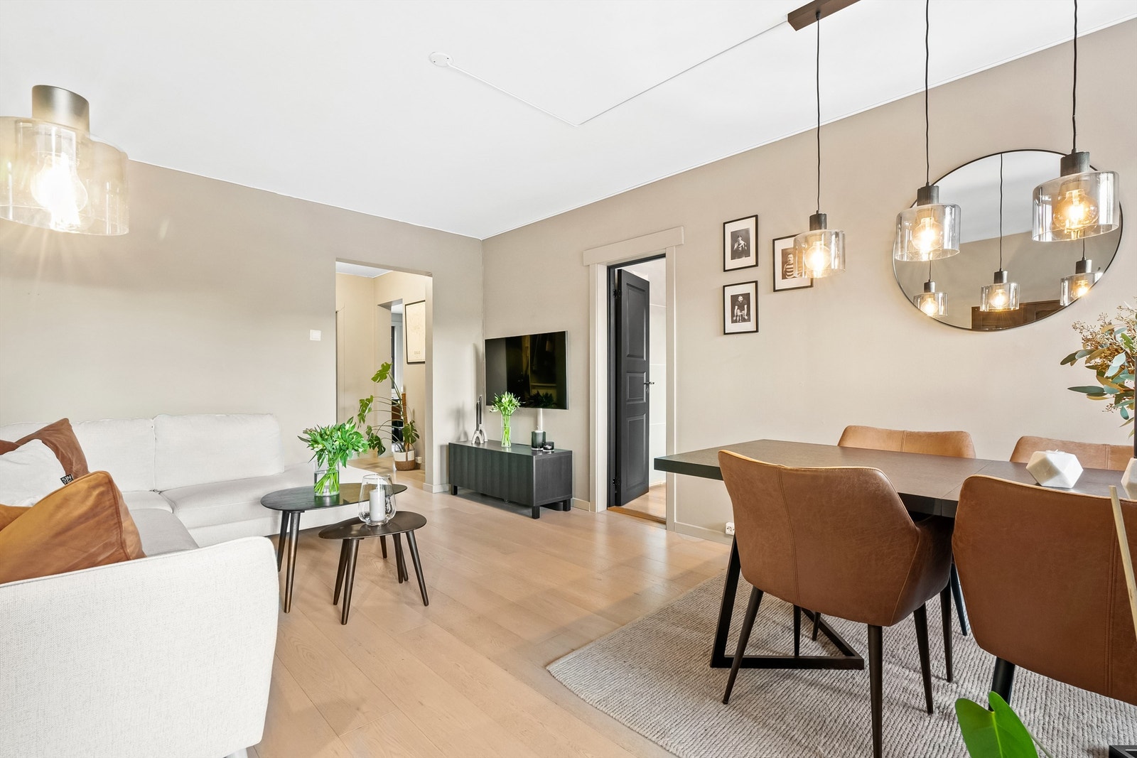 Naturlig plass for spisebord ved vindusposten. Galleribilde