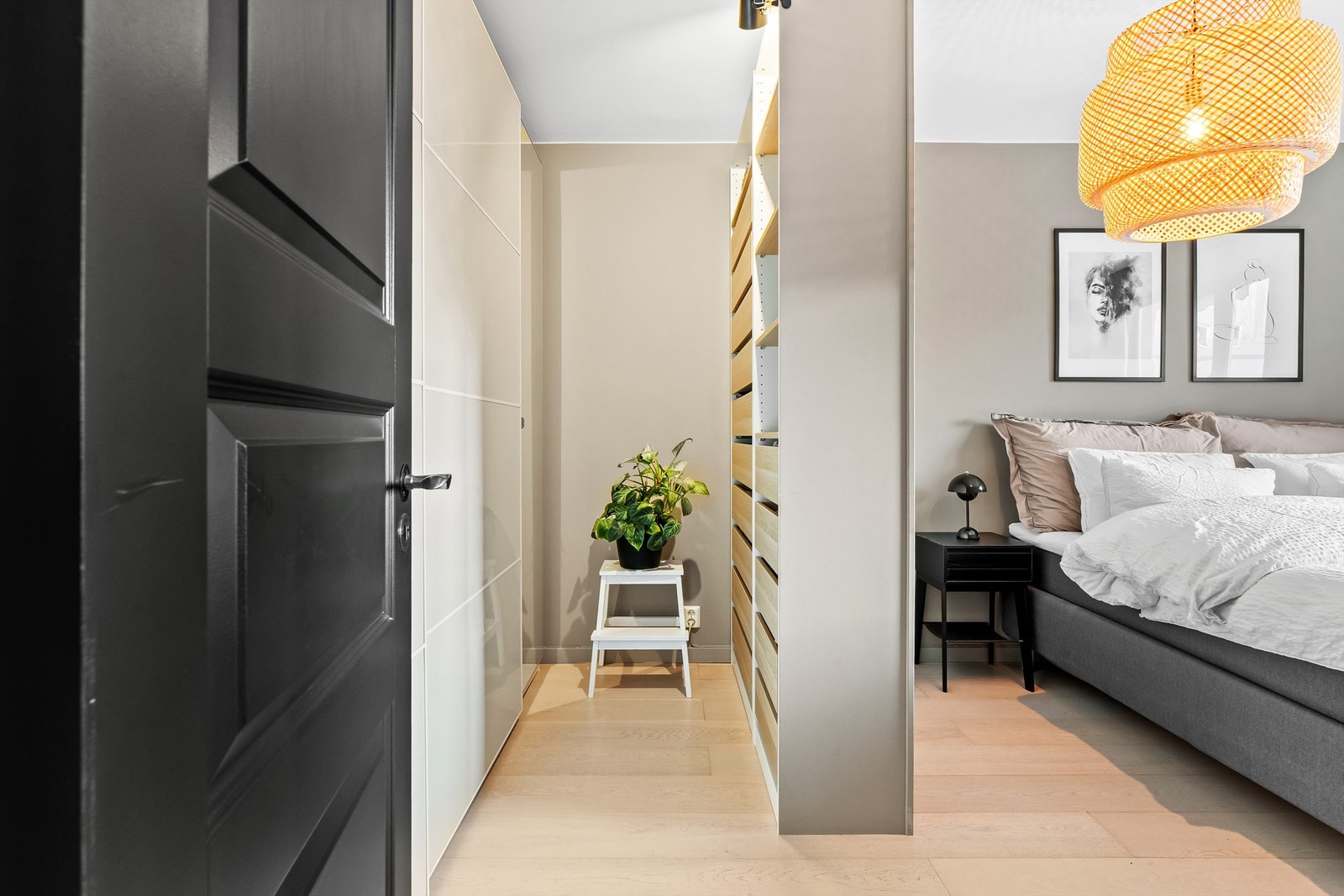 Walk-in garderobe på hovedsoverom sikrer godt med oppbevaringsplass. Galleribilde