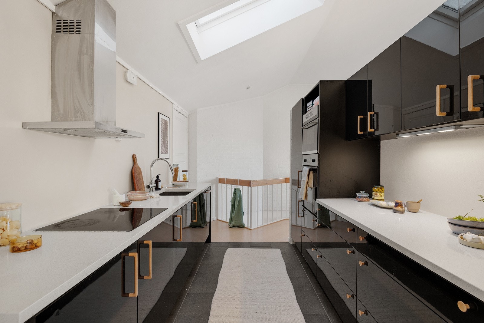 Et stort takvindu slipper inn flott naturlig lys som gir en god atmosfære og fine arbeidsforhold. Galleribilde