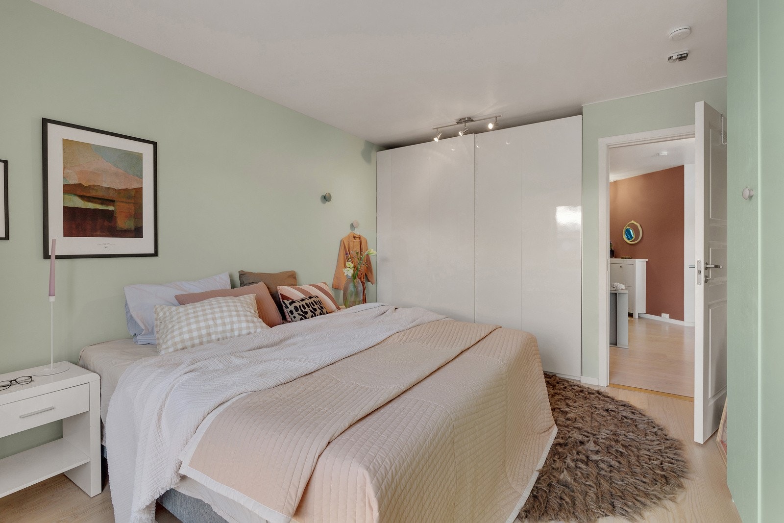 På soverommet er det naturlig plass til en stor dobbeltseng, samt god oppbevaringsplass i flere garderobeskap som medfølger i handelen. Galleribilde