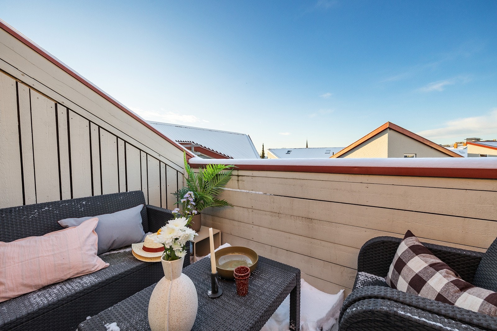 Beliggenheten i toppetasjen og mot sydvest sørger for svært gode solforhold. Her sitter du høyt, fritt og solrikt uten sjenerende innsyn. Galleribilde