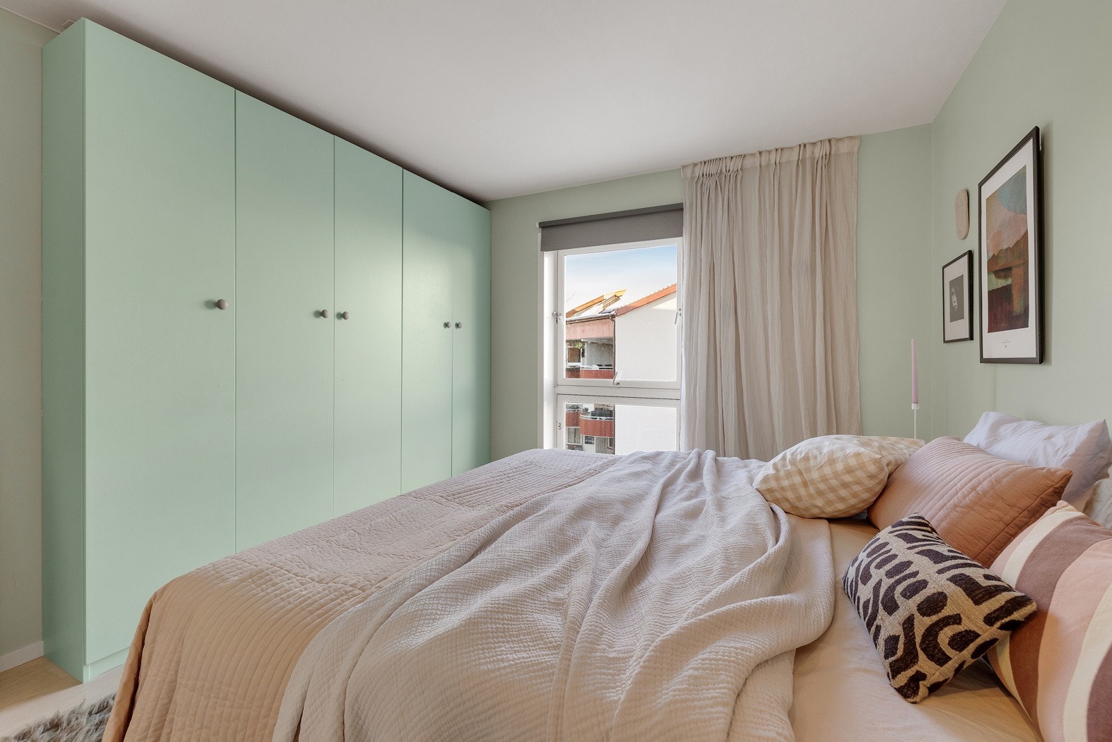 Stor vindusflate slipper inn rikelig med lys, samtidig som det er minimalt med innsyn. Galleribilde