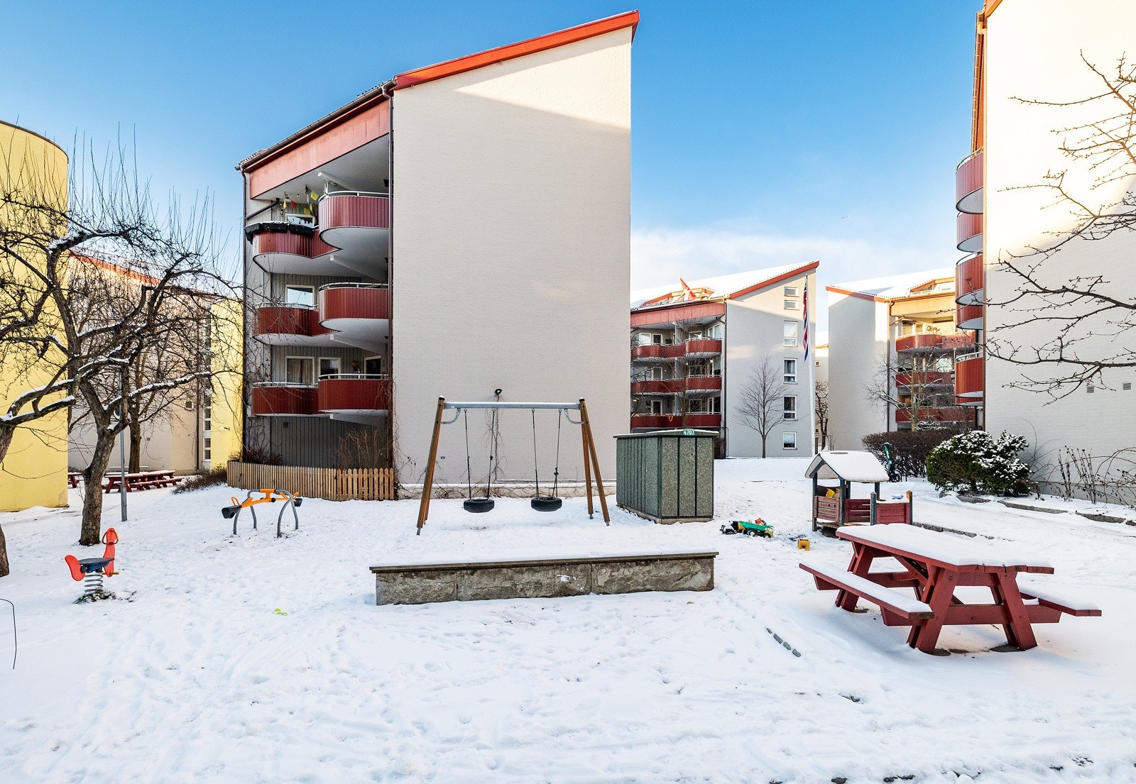 Fellesarealer opparbeidet med asfalterte internveier, gressplen, diverse beplantning, sittegrupper, lekeplasser og felles sykkelbod. Galleribilde