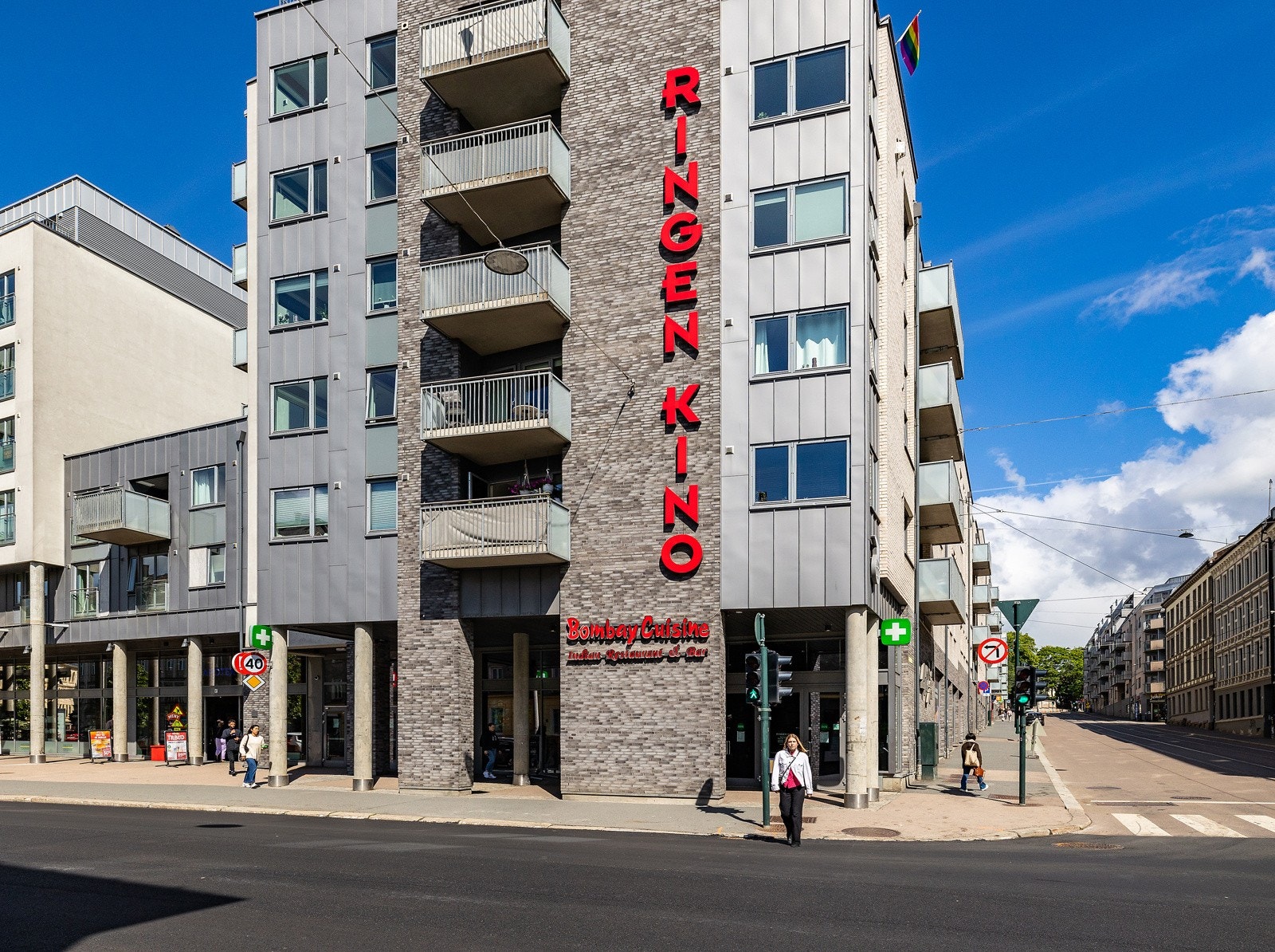 Ringen kino og Ringnes park med Meny, apotek, Mester Grønn, Jernia mm. Galleribilde