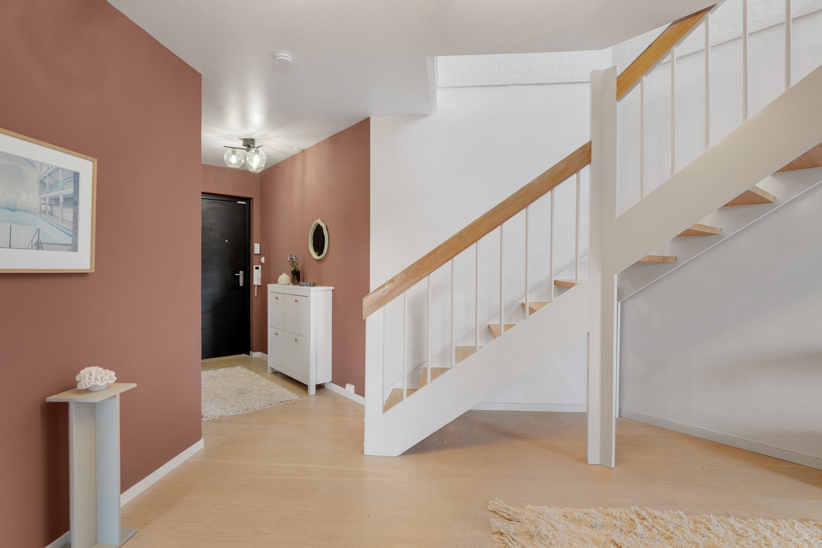 Entréen er av sjeldent god størrelse og gir et godt førsteinntrykk av denne luftige boligen på toppen. Galleribilde