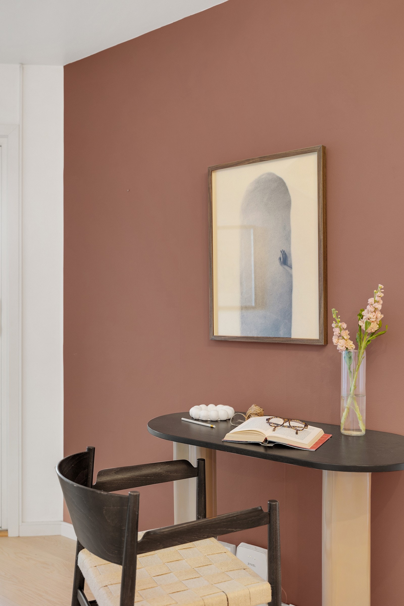 Her er det plass til gode oppbevaringsløsninger eller det perfekte hjemmekontor. Galleribilde