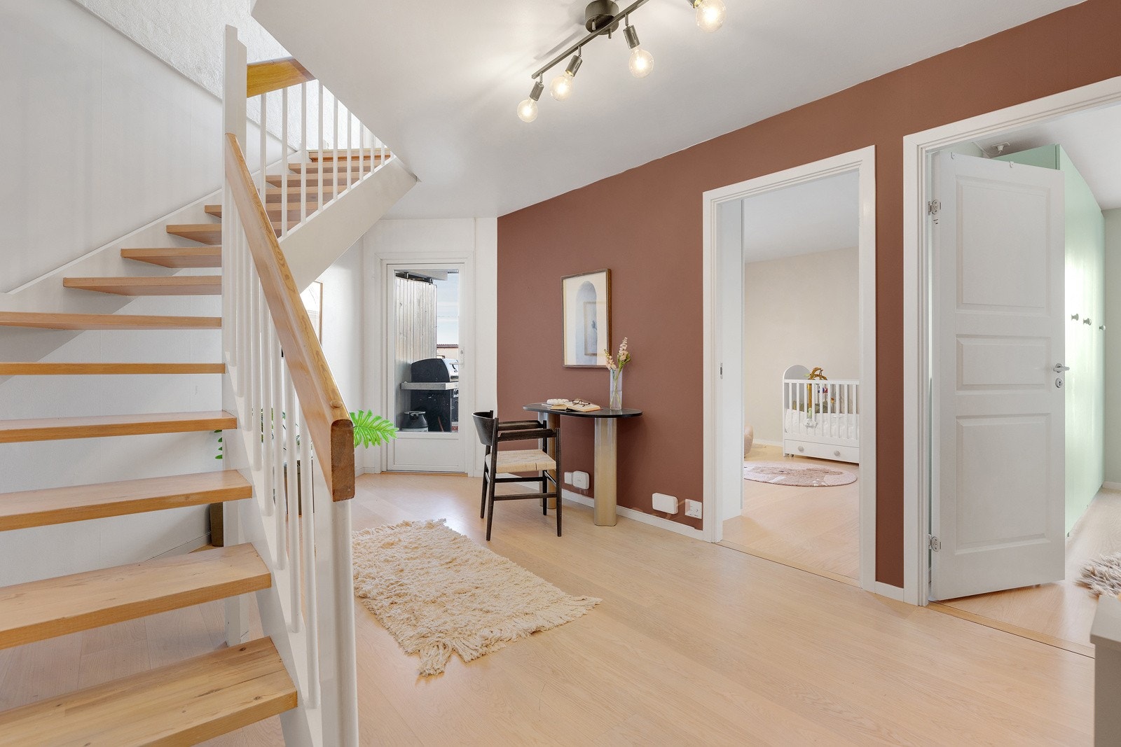 Du ønskes velkommen inn i en lys, innbydende og praktisk entré. Galleribilde