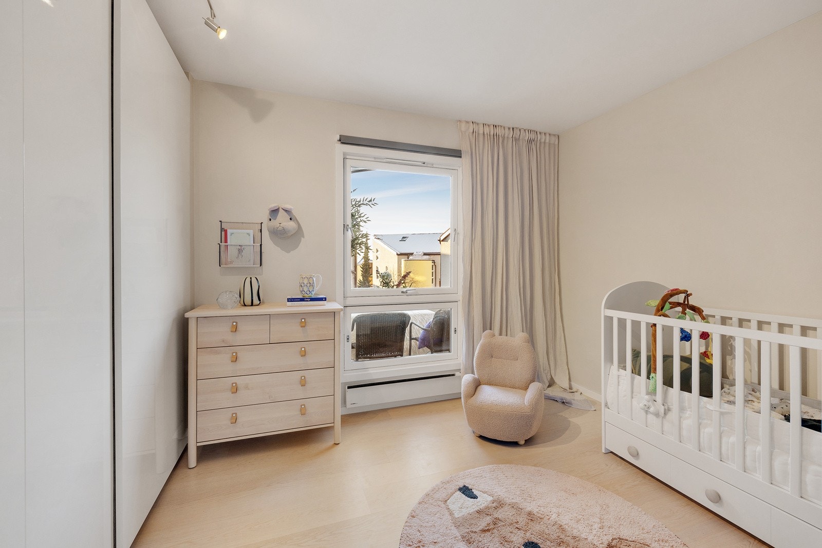 På soverommet har du plass til seng, kontorpult og oppbevaringsplass i romslig skyvedørsgarderobe. Galleribilde