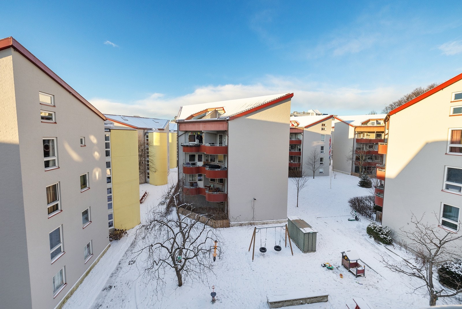 Kjempefin utsikt fra leiligheten ned mot lekeplassen. Galleribilde