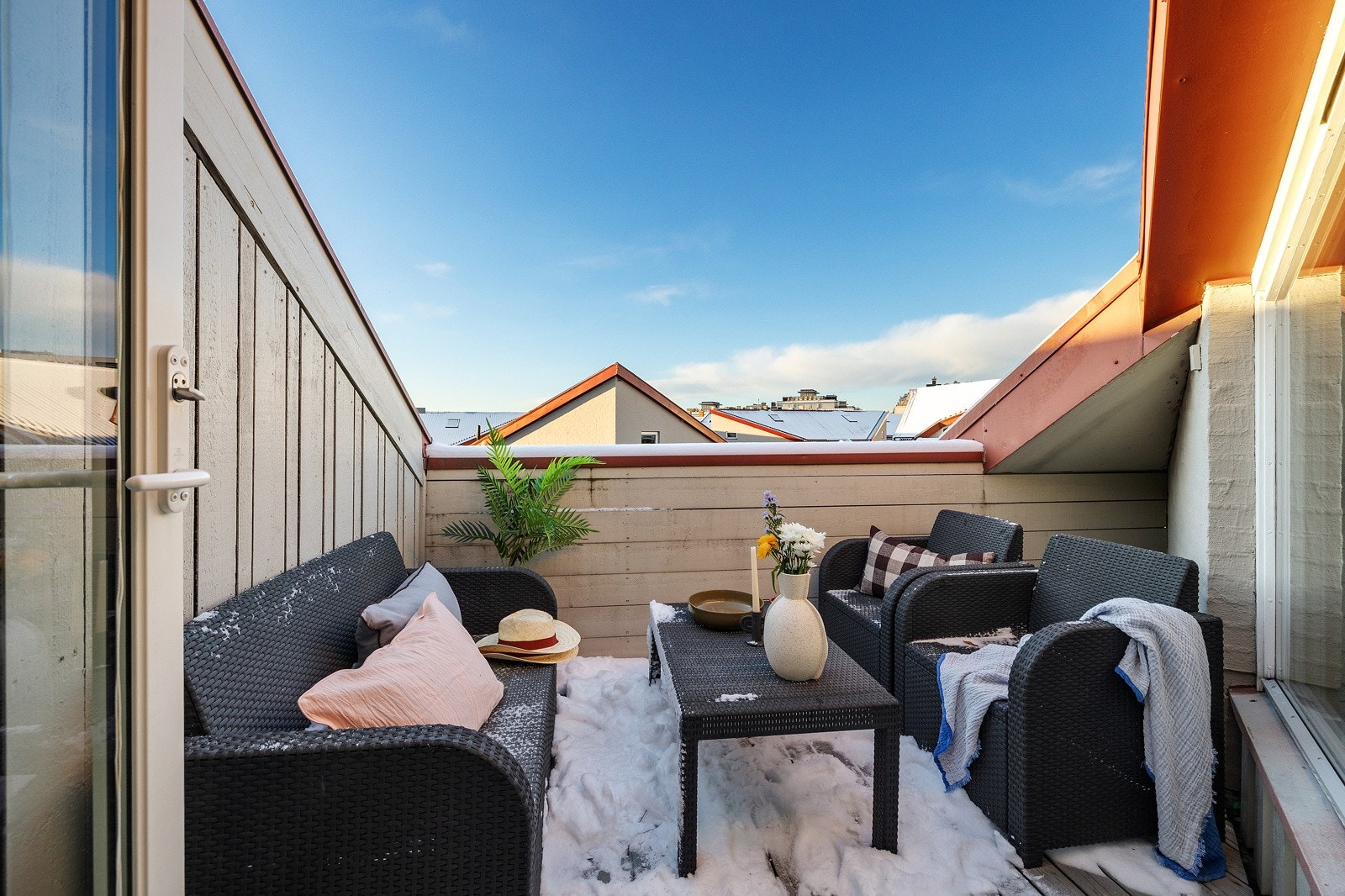 Fra stuen har du utgang til en solrik vestvendt takterrasse på 7 m2. Galleribilde