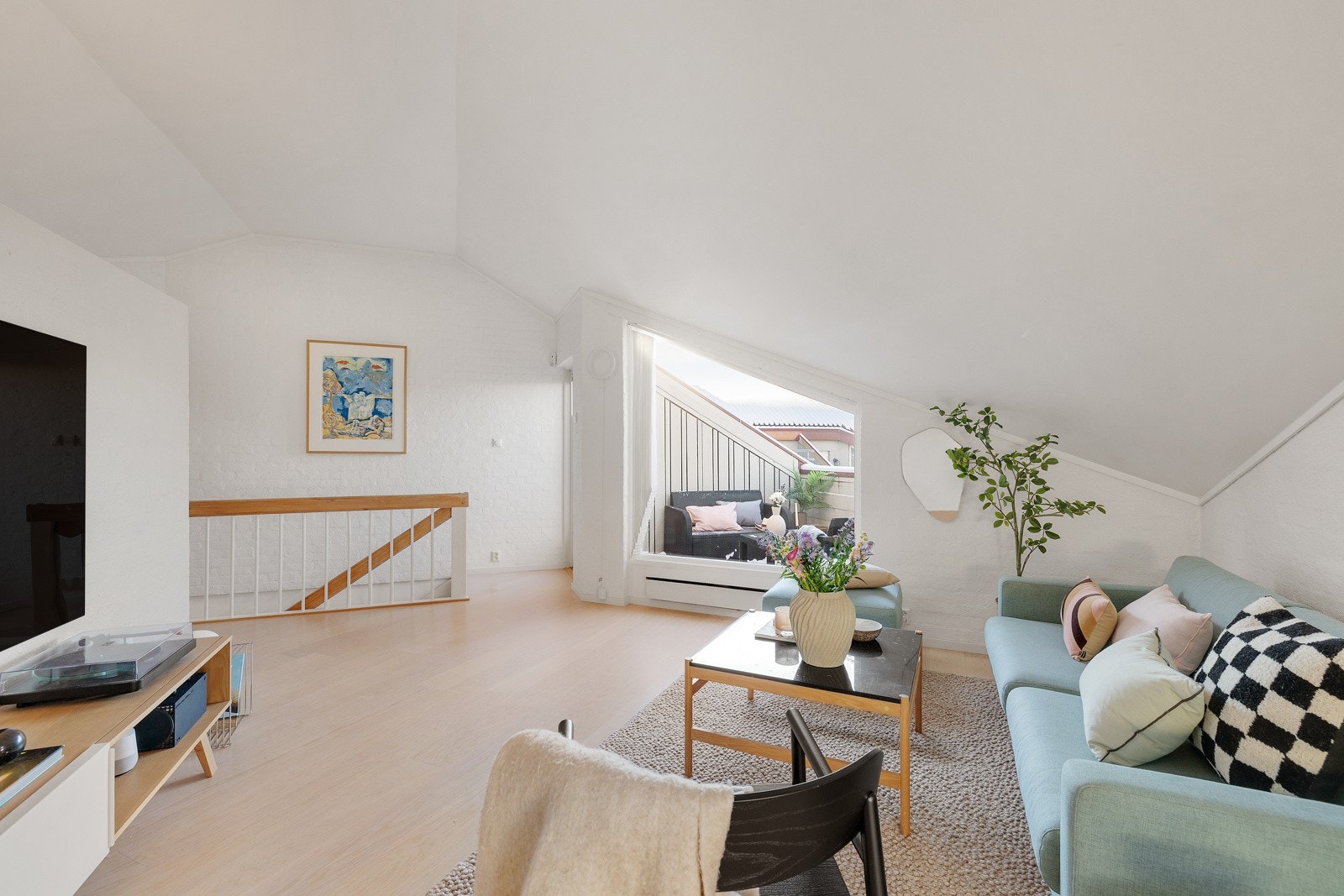 Lysinnslippet sammen med den gode takhøyden på opptil ca. 3,13 meter bidrar til en god og luftig romfølelse. Galleribilde