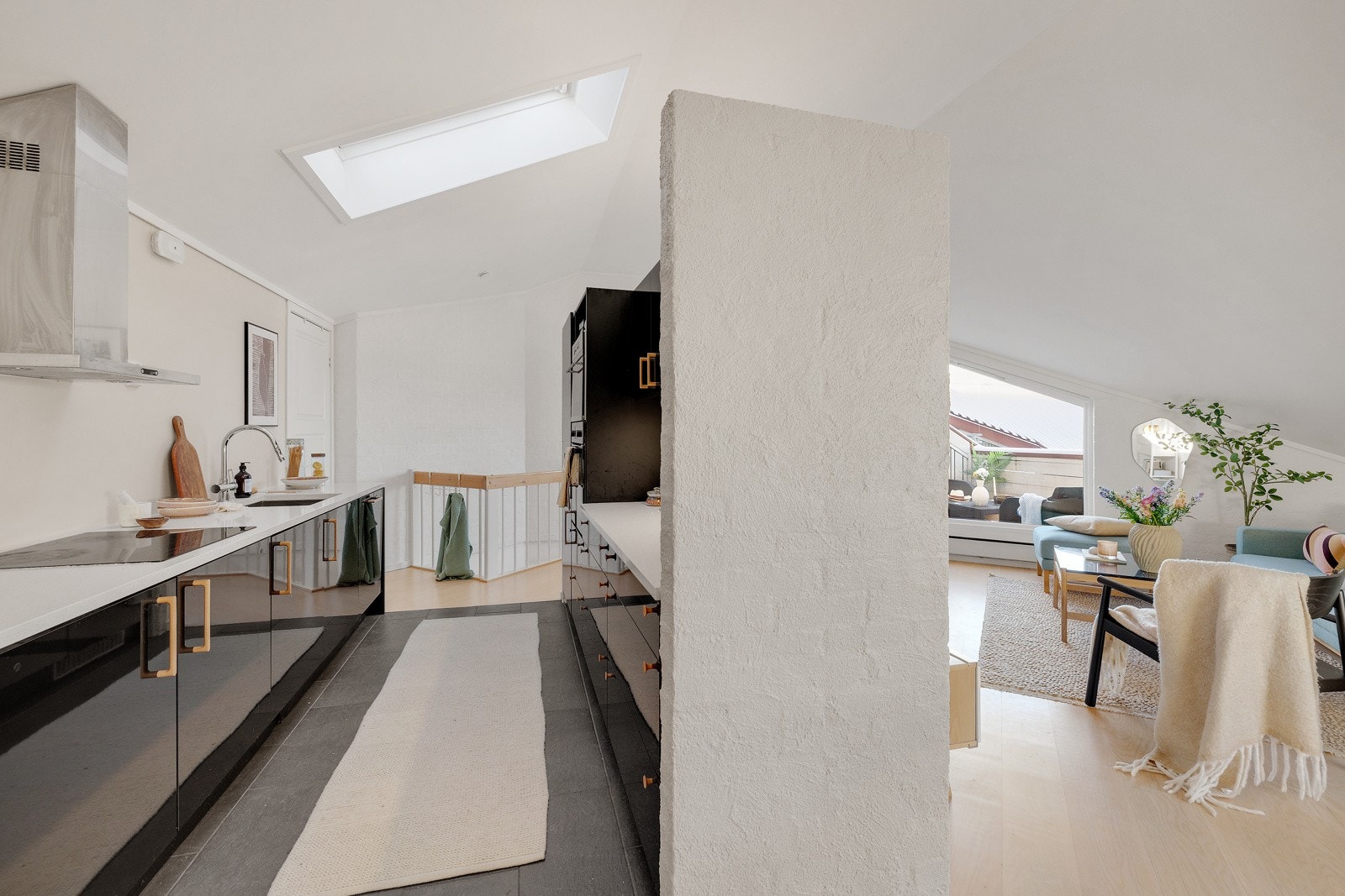 Kjøkkenet er utstyrt med integrerte hvitevarer som stekeovn, induksjonstopp, microovn, oppvaskmaskin og kjøl/fryseskap. Galleribilde