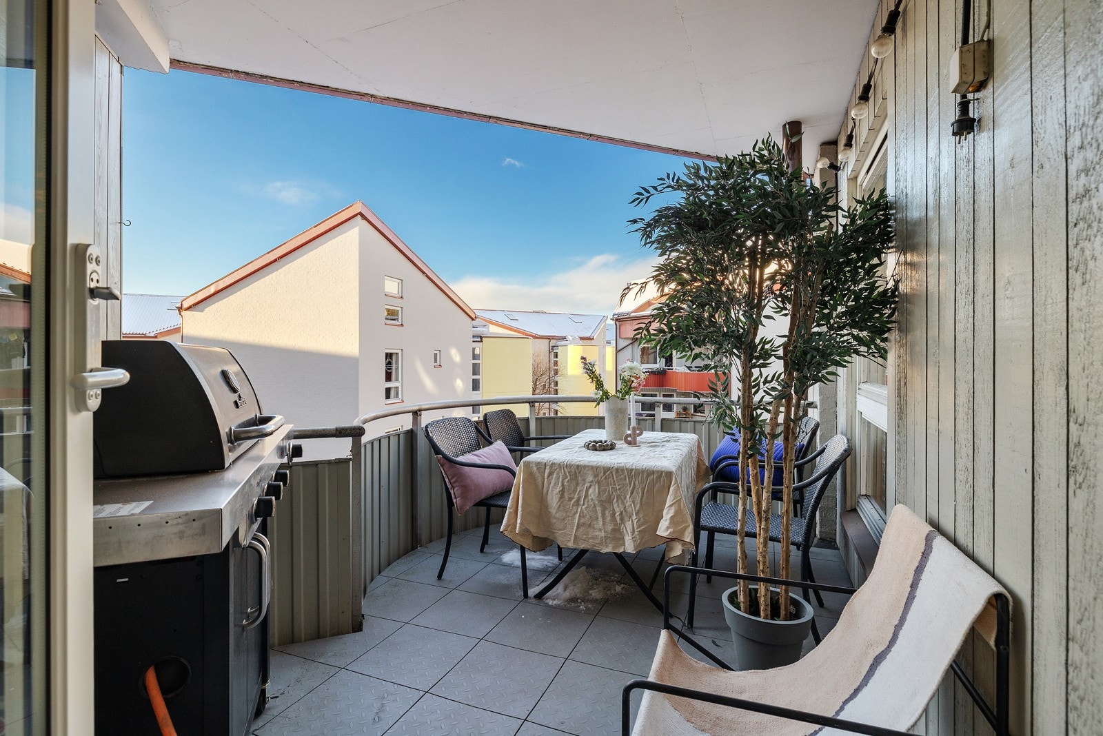 Fra gangen har du utgang til en hyggelig og solrik vestvendt balkong på ca. 9m². Galleribilde