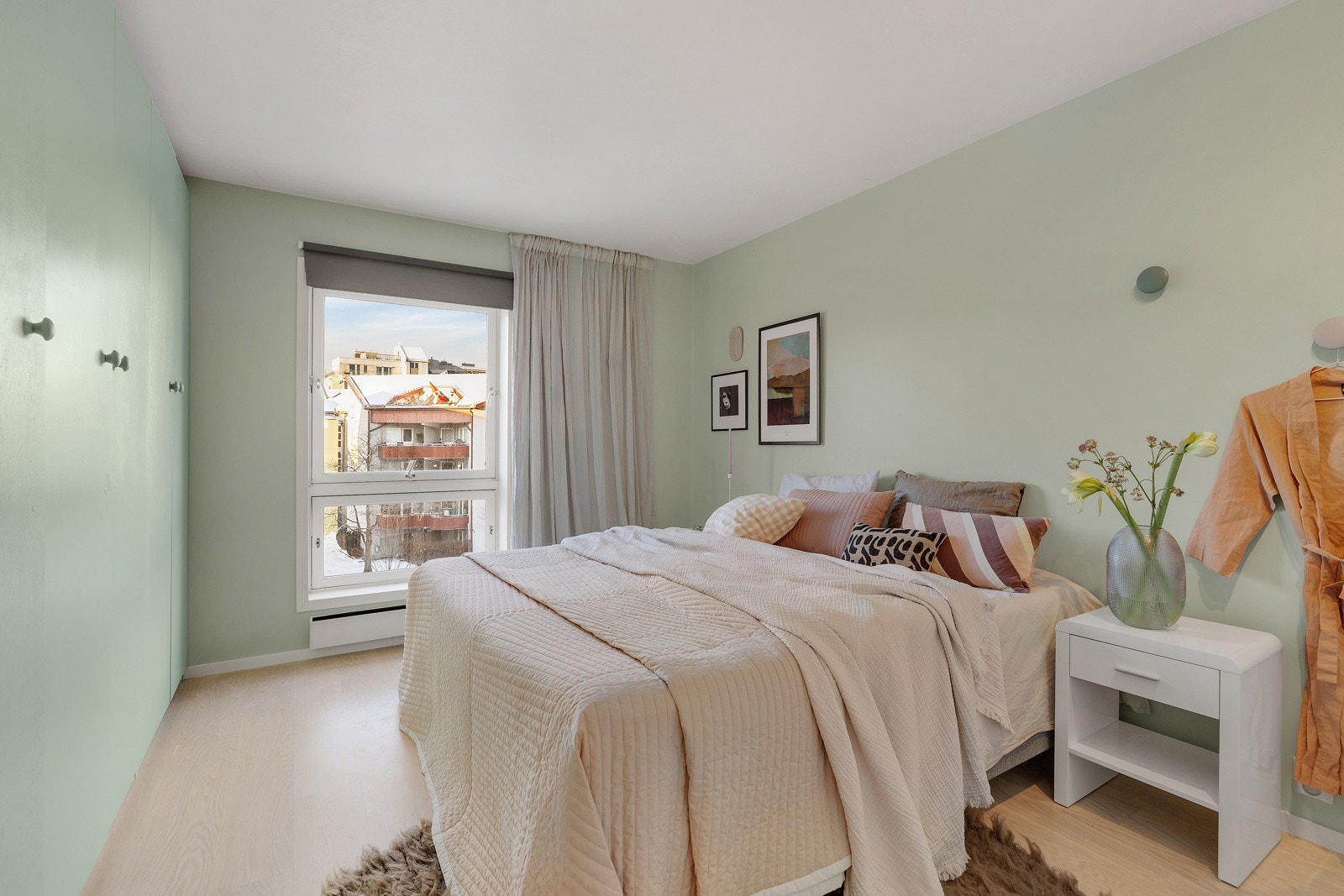 Leiligheten har et lyst og innbydende hovedsoverom som vender ut mot rolige fellesarealer. Galleribilde