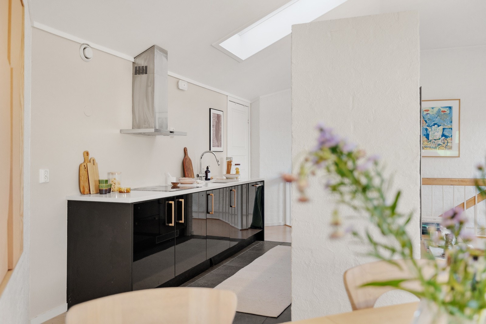 Kjøkkenet ligger i en fin delvis åpen løsning med stuen, adskilt og samtidig åpent og sosialt. Galleribilde